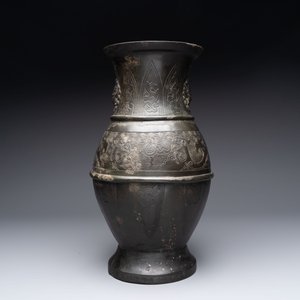 A large Chinese archaistic bronze 'hu' vase, Ming — 照片 5
