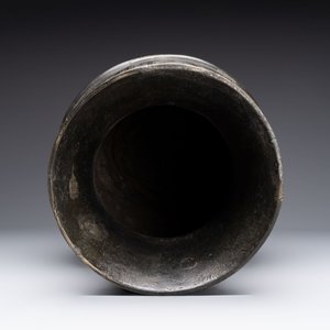A large Chinese archaistic bronze 'hu' vase, Ming — 照片 6