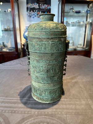 A large Chinese archaistic bronze wine vessel, 'you 卣', Ming — 照片 1