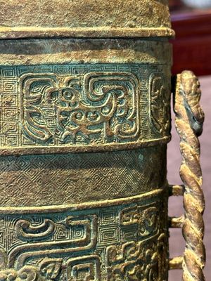 A large Chinese archaistic bronze wine vessel, 'you 卣', Ming — 照片 17