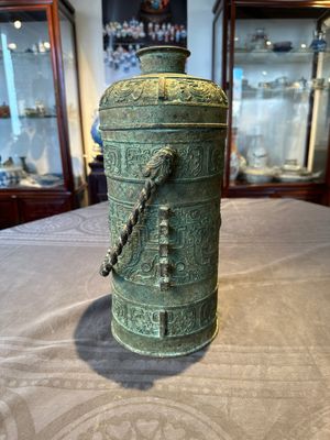 A large Chinese archaistic bronze wine vessel, 'you 卣', Ming — 照片 2