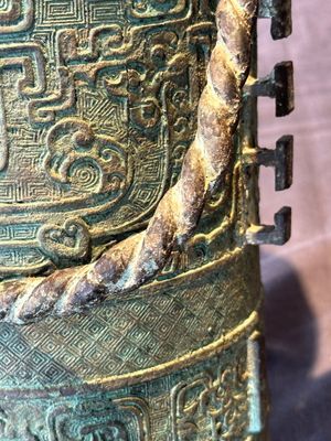 A large Chinese archaistic bronze wine vessel, 'you 卣', Ming — 照片 21