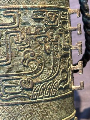 A large Chinese archaistic bronze wine vessel, 'you 卣', Ming — 照片 11