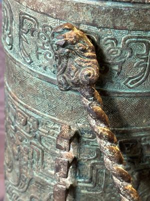 A large Chinese archaistic bronze wine vessel, 'you 卣', Ming — 照片 16