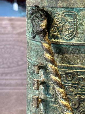 A large Chinese archaistic bronze wine vessel, 'you 卣', Ming — 照片 19