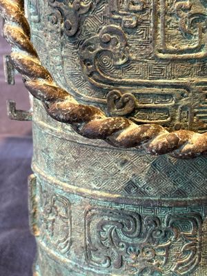 A large Chinese archaistic bronze wine vessel, 'you 卣', Ming — 照片 20