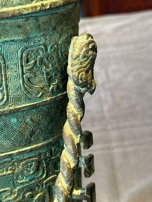 A large Chinese archaistic bronze wine vessel, 'you 卣', Ming — 照片 22