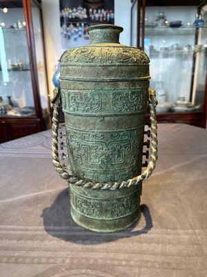 A large Chinese archaistic bronze wine vessel, 'you 卣', Ming — 照片 3