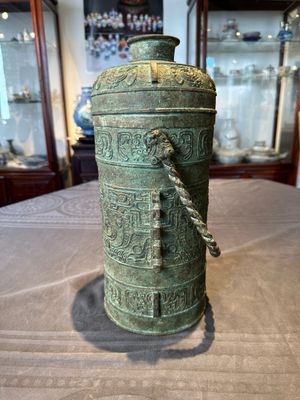 A large Chinese archaistic bronze wine vessel, 'you 卣', Ming — 照片 4