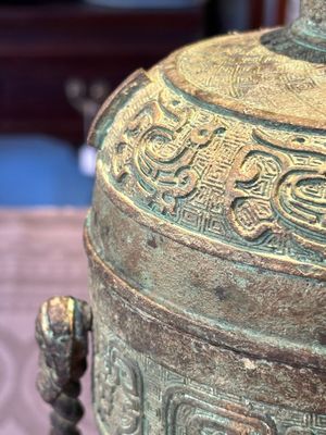 A large Chinese archaistic bronze wine vessel, 'you 卣', Ming — 照片 8