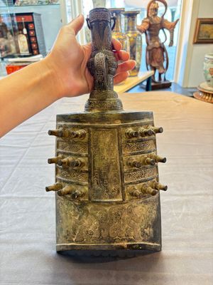 A large Chinese archaistic inscribed bronze bell, 'Zhong 鐘', Ming — 照片 1
