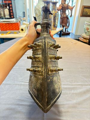 A large Chinese archaistic inscribed bronze bell, 'Zhong 鐘', Ming — 照片 2