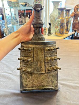 A large Chinese archaistic inscribed bronze bell, 'Zhong 鐘', Ming — 照片 3