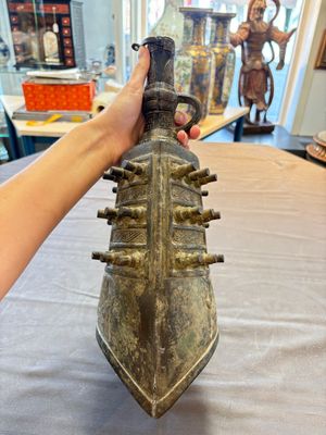 A large Chinese archaistic inscribed bronze bell, 'Zhong 鐘', Ming — 照片 4