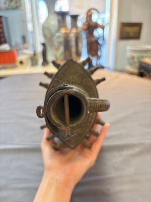A large Chinese archaistic inscribed bronze bell, 'Zhong 鐘', Ming — 照片 5