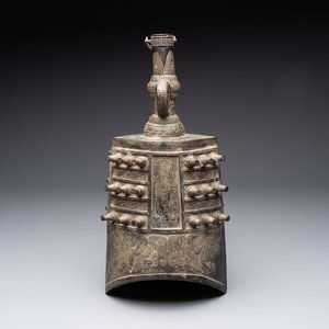 A large Chinese archaistic inscribed bronze bell, 'Zhong 鐘', Ming — 照片 1