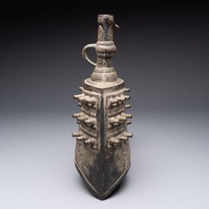 A large Chinese archaistic inscribed bronze bell, 'Zhong 鐘', Ming — 照片 2