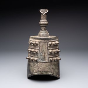 A large Chinese archaistic inscribed bronze bell, 'Zhong 鐘', Ming — 照片 3