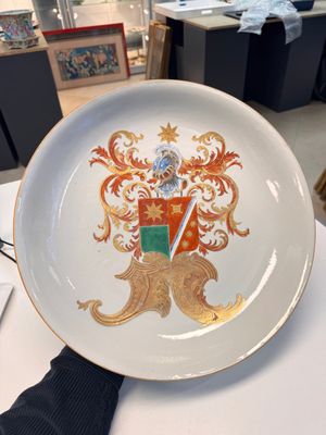 A large Chinese armorial dish with the arms of De Heere for the Dutch market, Qianlong, ca. 1735-1765 — foto 1