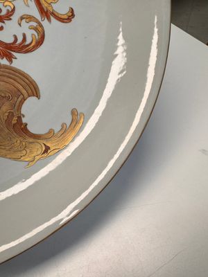 A large Chinese armorial dish with the arms of De Heere for the Dutch market, Qianlong, ca. 1735-1765 — foto 12