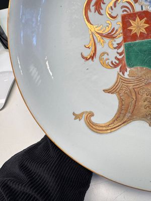 A large Chinese armorial dish with the arms of De Heere for the Dutch market, Qianlong, ca. 1735-1765 — foto 15