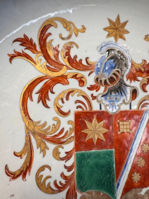 A large Chinese armorial dish with the arms of De Heere for the Dutch market, Qianlong, ca. 1735-1765 — foto 2
