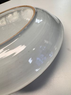 A large Chinese armorial dish with the arms of De Heere for the Dutch market, Qianlong, ca. 1735-1765 — foto 21