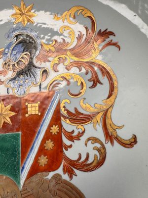 A large Chinese armorial dish with the arms of De Heere for the Dutch market, Qianlong, ca. 1735-1765 — foto 4