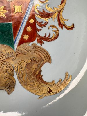 A large Chinese armorial dish with the arms of De Heere for the Dutch market, Qianlong, ca. 1735-1765 — foto 5