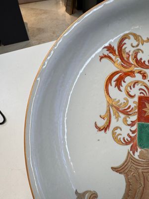 A large Chinese armorial dish with the arms of De Heere for the Dutch market, Qianlong, ca. 1735-1765 — foto 7