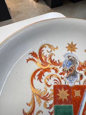 A large Chinese armorial dish with the arms of De Heere for the Dutch market, Qianlong, ca. 1735-1765 — foto 8