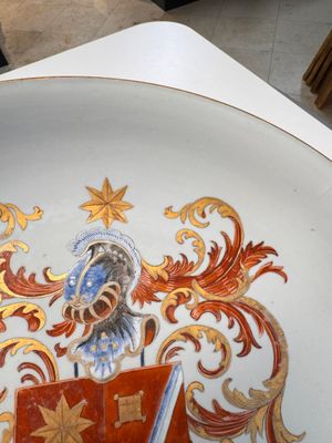 A large Chinese armorial dish with the arms of De Heere for the Dutch market, Qianlong, ca. 1735-1765 — foto 9