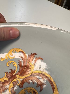 A large Chinese armorial dish with the arms of De Heere for the Dutch market, Qianlong, ca. 1735-1765 — foto 10