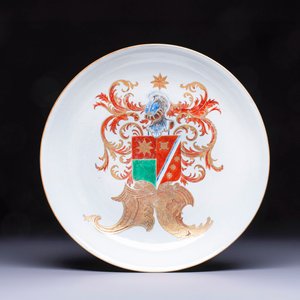 A large Chinese armorial dish with the arms of De Heere for the Dutch market, Qianlong, ca. 1735-1765 — foto 1