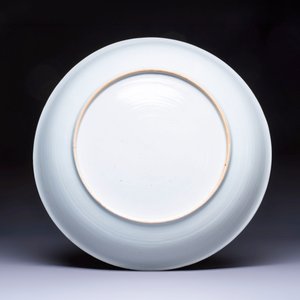 A large Chinese armorial dish with the arms of De Heere for the Dutch market, Qianlong, ca. 1735-1765 — foto 2