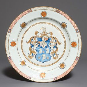 A large Chinese armorial dish, Yongzheng/Qianlong — photo 1