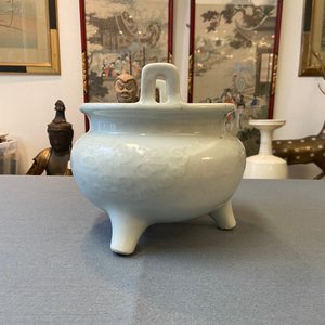 A large Chinese blanc de Chine censer with jade-topped wooden lid and stand, 18/19th C. — 照片 13