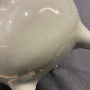 A large Chinese blanc de Chine censer with jade-topped wooden lid and stand, 18/19th C. — 照片 27