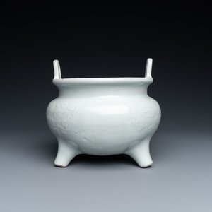 A large Chinese blanc de Chine censer with jade-topped wooden lid and stand, 18/19th C. — 照片 4