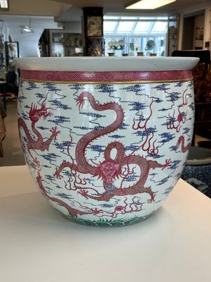 A large Chinese blue-and-puce-enamelled 'dragon' fish bowl, 19/20th C. — photo 1