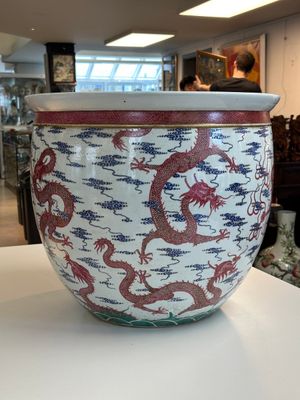 A large Chinese blue-and-puce-enamelled 'dragon' fish bowl, 19/20th C. — photo 3