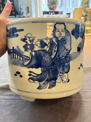 A large Chinese blue and white 'Ba Xian Zhu Shou 八仙祝壽‘ tripod censer, 19th C. — photo 1