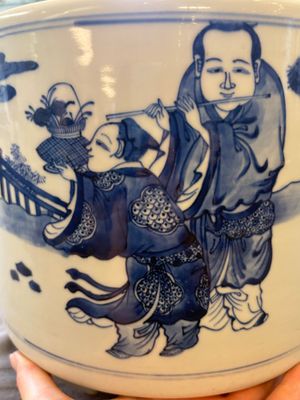 A large Chinese blue and white 'Ba Xian Zhu Shou 八仙祝壽‘ tripod censer, 19th C. — photo 12