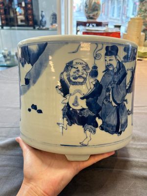 A large Chinese blue and white 'Ba Xian Zhu Shou 八仙祝壽‘ tripod censer, 19th C. — photo 2