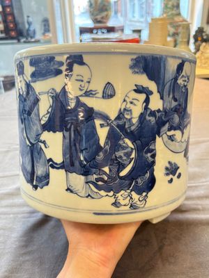 A large Chinese blue and white 'Ba Xian Zhu Shou 八仙祝壽‘ tripod censer, 19th C. — photo 3