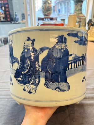 A large Chinese blue and white 'Ba Xian Zhu Shou 八仙祝壽‘ tripod censer, 19th C. — photo 4