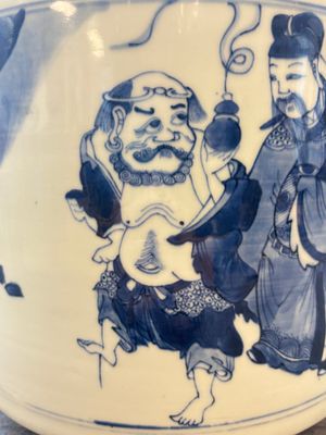 A large Chinese blue and white 'Ba Xian Zhu Shou 八仙祝壽‘ tripod censer, 19th C. — photo 7