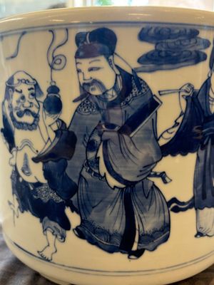 A large Chinese blue and white 'Ba Xian Zhu Shou 八仙祝壽‘ tripod censer, 19th C. — photo 8