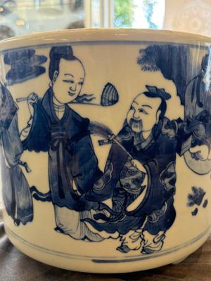 A large Chinese blue and white 'Ba Xian Zhu Shou 八仙祝壽‘ tripod censer, 19th C. — photo 9