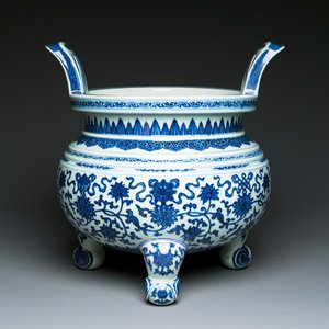 A large Chinese blue and white 'bajixiang' and 'lotus scrolls' tripod censer, Qianlong — photo 1